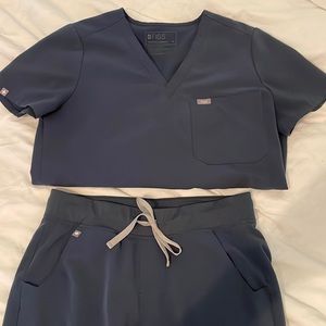 figs dark harbor scrub set